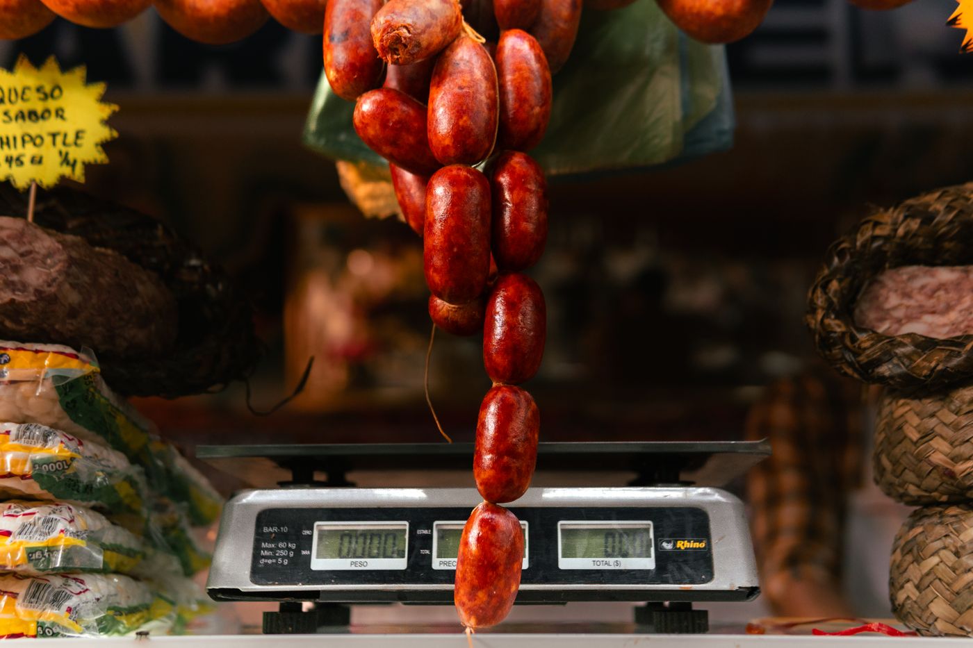 Balança digital de balcão de açougue com visores de peso, preço e total
