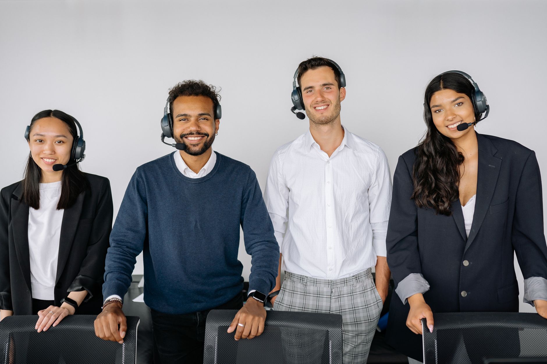 Equipe de atendimento ao cliente trabalhando em computadores num escritório